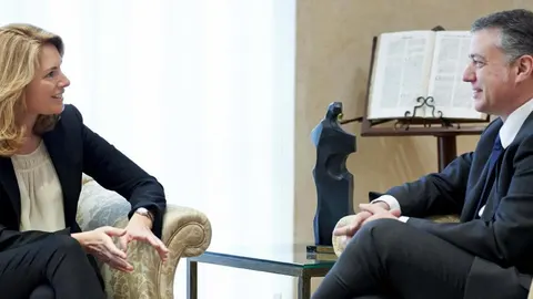 El lehendakari, Iñigo Urkullu, y la recientemente nombrada presidenta del PP vasco, Arantza Quiroga,durante la entrevista que celebraron hoy en Ajuria Enea