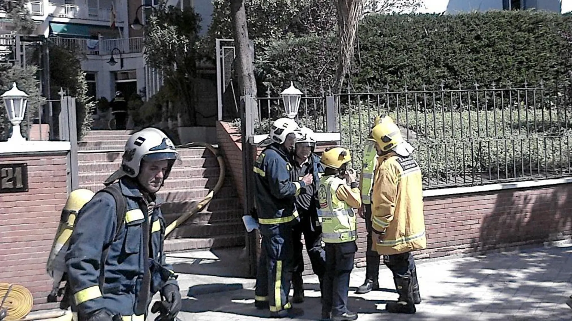 Cinco dotaciones de Bomberos y dos unidades del Samur acudieron hasta el número 21 de la calle Juan Vigón, en Chamberí