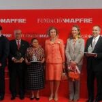 La Reina y la Infanta Elena posan tras la entrega de los Premios Sociales 2012 Fundación Mapfre con su presidente, Antonio Huertas (i), y los galardonados