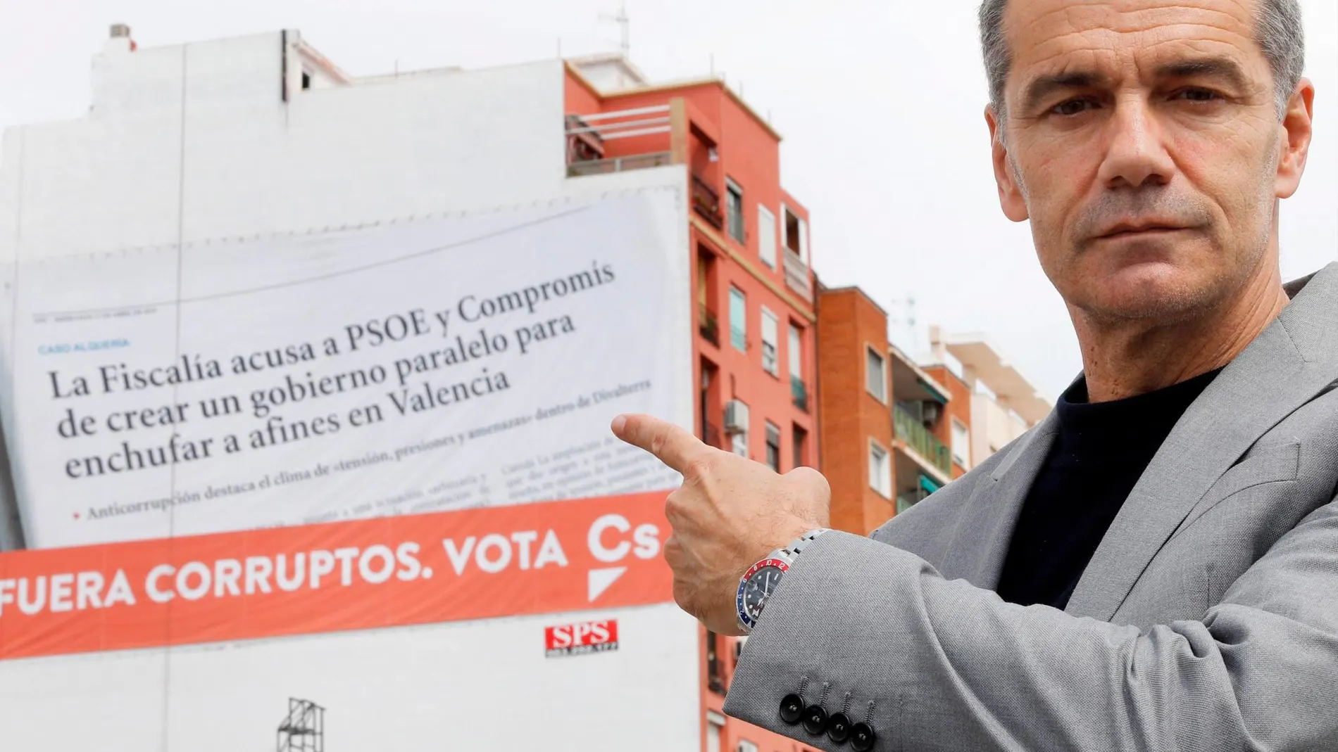 El candidato de Ciudadanos a la Generalitat, Toni Cantó, ayer ante el cartel que colgó la formación para denunciar la corrupción