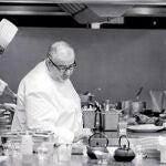 Santamaría, junto a su equipo, en la cocina de Can Fabes en una imagen de archivo