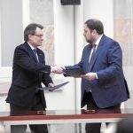 Mas y Junqueras, en el momento de la firma del pacto de estabilidad entre CiU y ERC