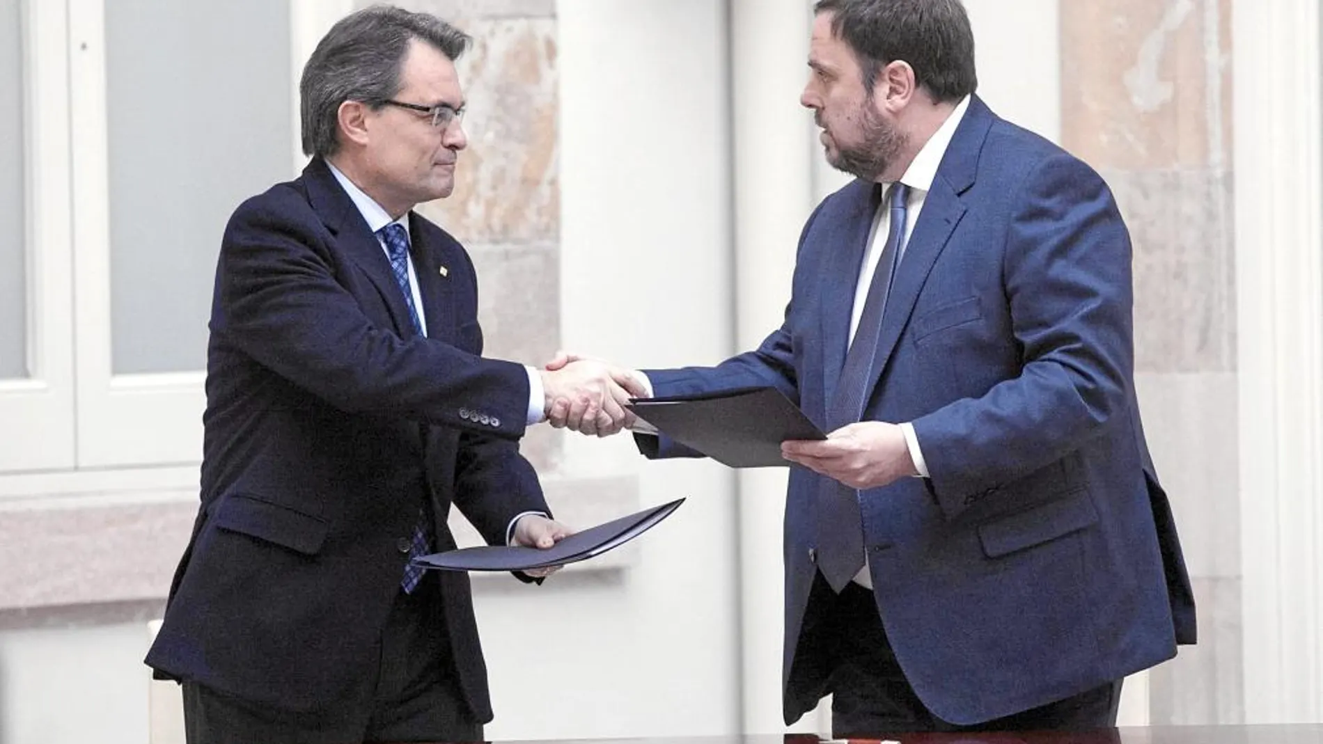 Mas y Junqueras, en el momento de la firma del pacto de estabilidad entre CiU y ERC