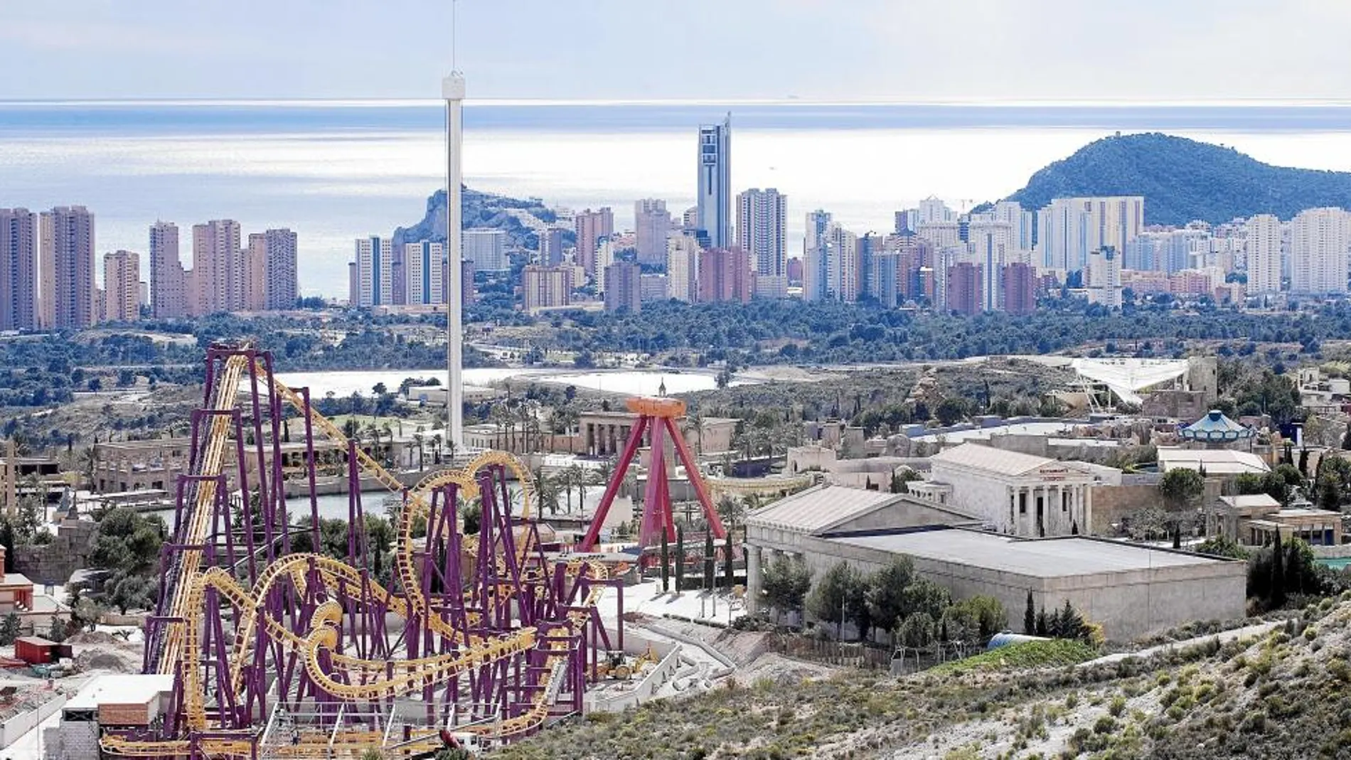 Una vista panorámica del Parque Terra Mítica de Benidorm