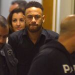 Neymar abandona la comisaría tras prestar declaración en Rio