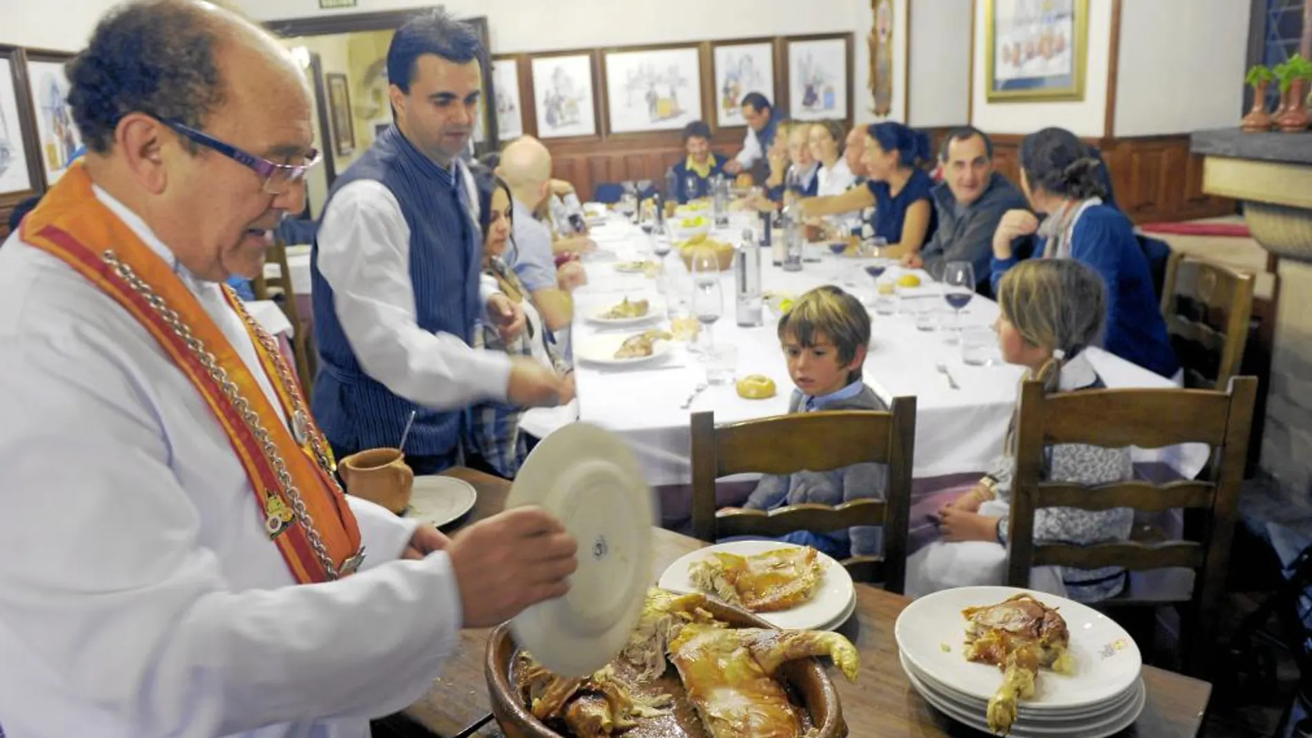 El prestigioso hostelero José María Ruiz trincha en su establecimiento el cochinillo segoviano al estilo tradicional