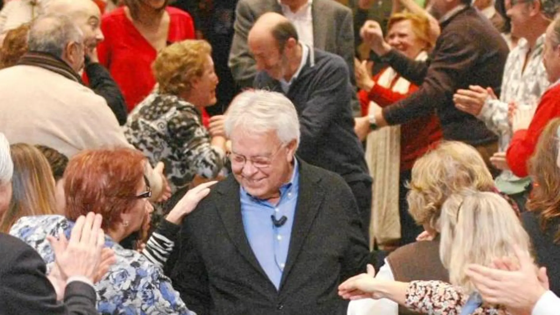 González, Rubalcaba y Zapatero, en ese orden, a su llegada al acto de festejo de los socialistas