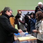 El candidato a la alcaldía de Bilbao por el PNV, Juan María Aburto, ejerciendo su voto
