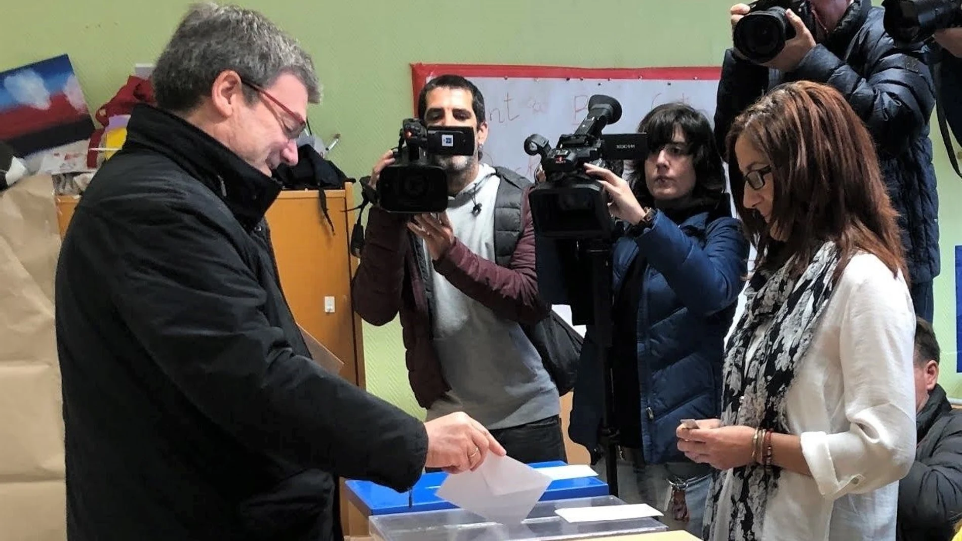 El candidato a la alcaldía de Bilbao por el PNV, Juan María Aburto, ejerciendo su voto