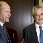 El presidente de la Junta, José Antonio Griñán, y su antecesor en el cargo Manuel Chaves