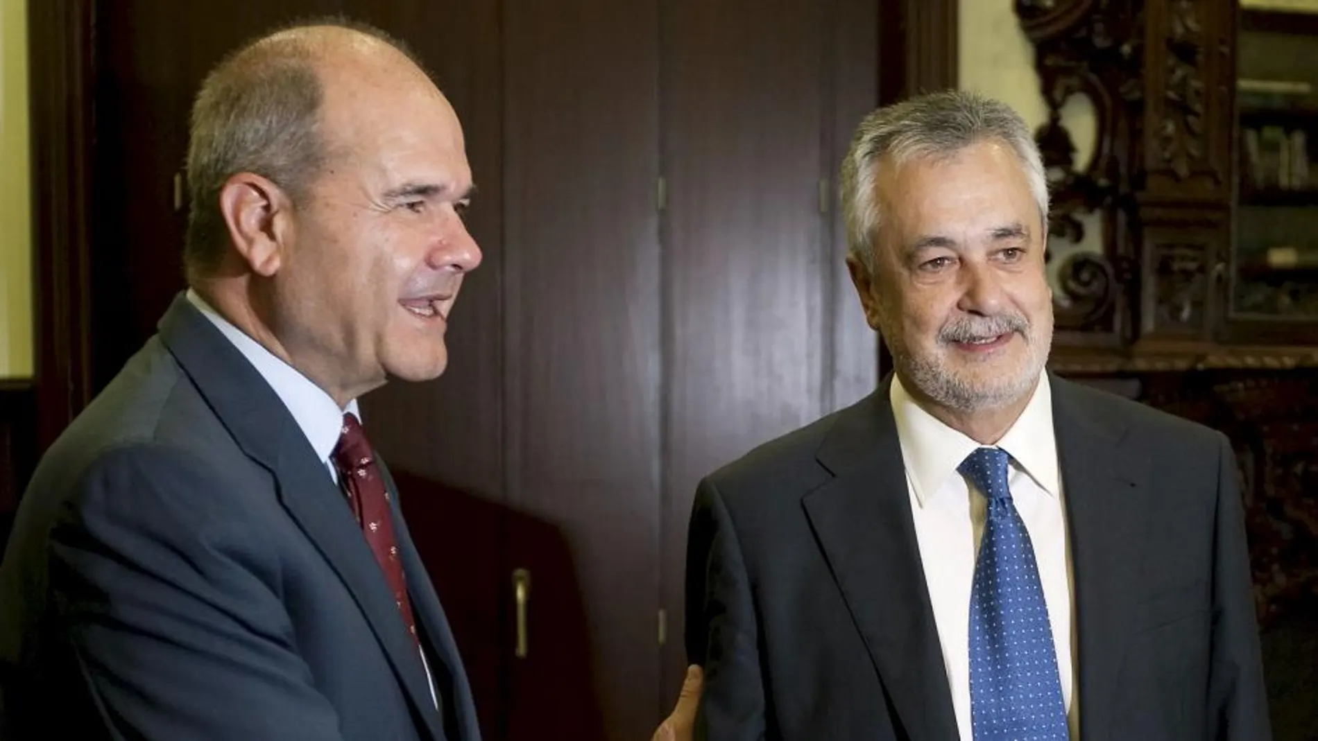 El presidente de la Junta, José Antonio Griñán, y su antecesor en el cargo Manuel Chaves