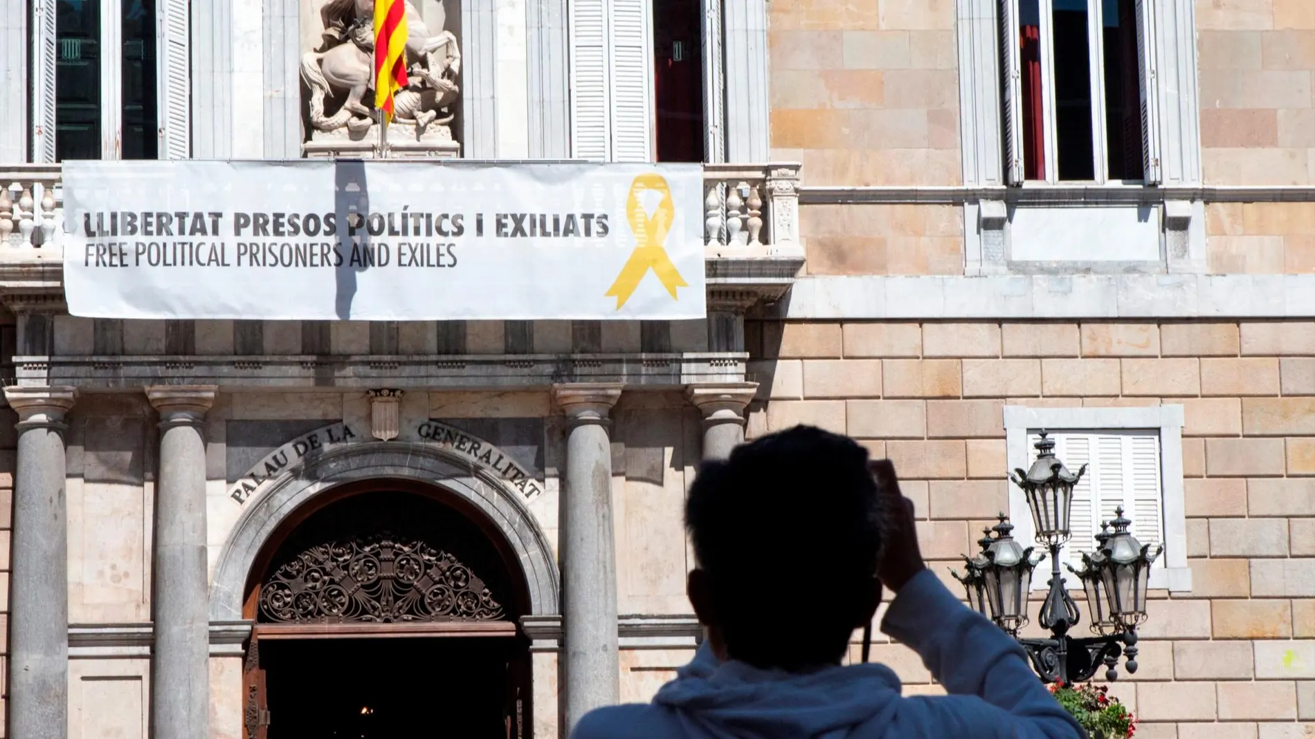 La pancarta que pedría la "libertad de los presos políticos y exiliados" con un lazo amarillo en la fachada del Palau de la Generalitat el año pasado