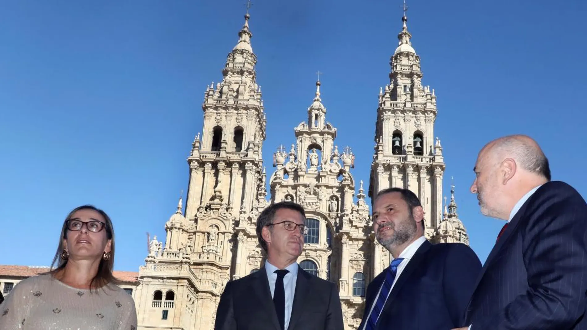 El ministro de Fomento, José Luis Ábalos, se reunió con el presidente de la Xunta de Galicia, Alberto Núñez Feijoo y le aseguró que en 2020 el trayecto Madrid- Galicia se reducirá dos horas
