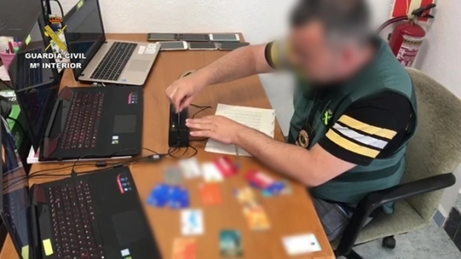La Guardia Civil ha detenido a 35 personas e investigado a otras 22 por falsificar tarjetas bancarias