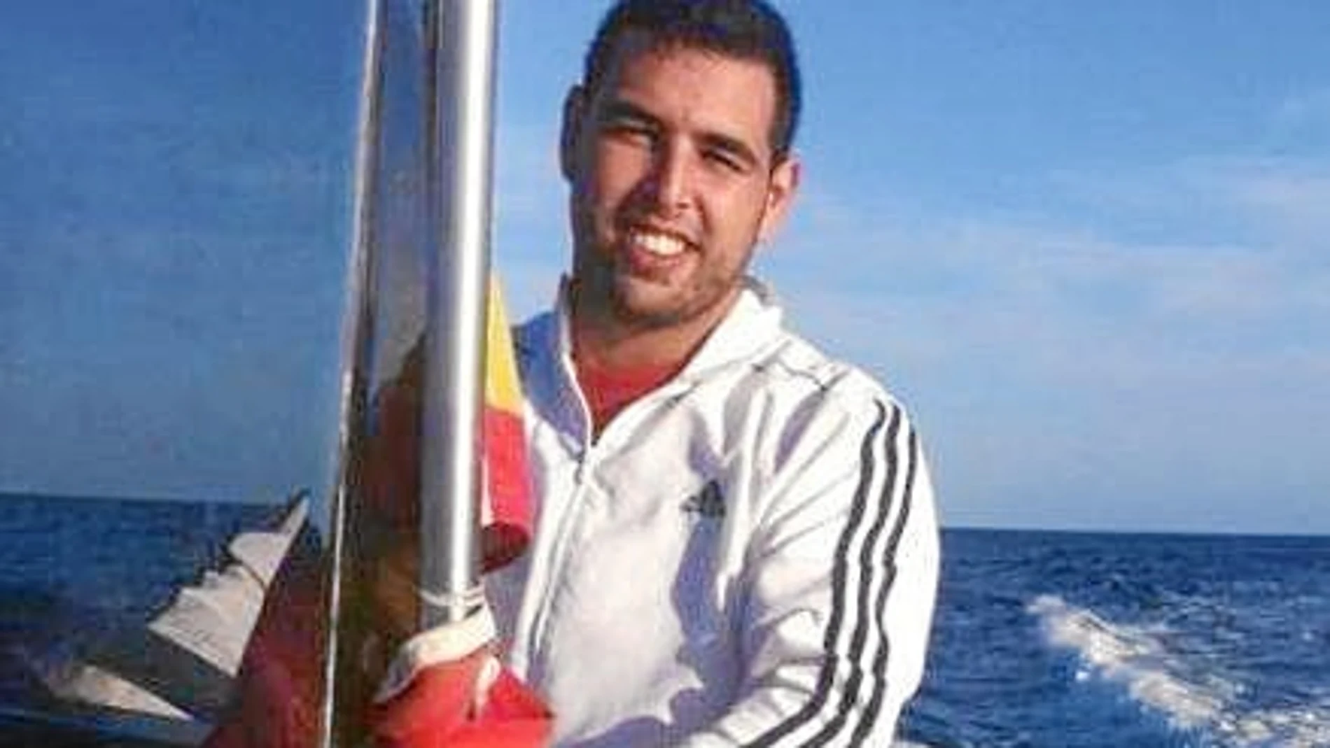 Abdeslam Ahmed Ali, alias «Pisly», uno de los fallecidos, a bordo de una lancha