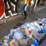 La basura se va acumulando por las calles de la capital sin visos de un acuerdo entre los trabajadores y las empresas
