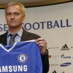 José Mourinho posa para la prensa durante su presentación en Stamford Bridge