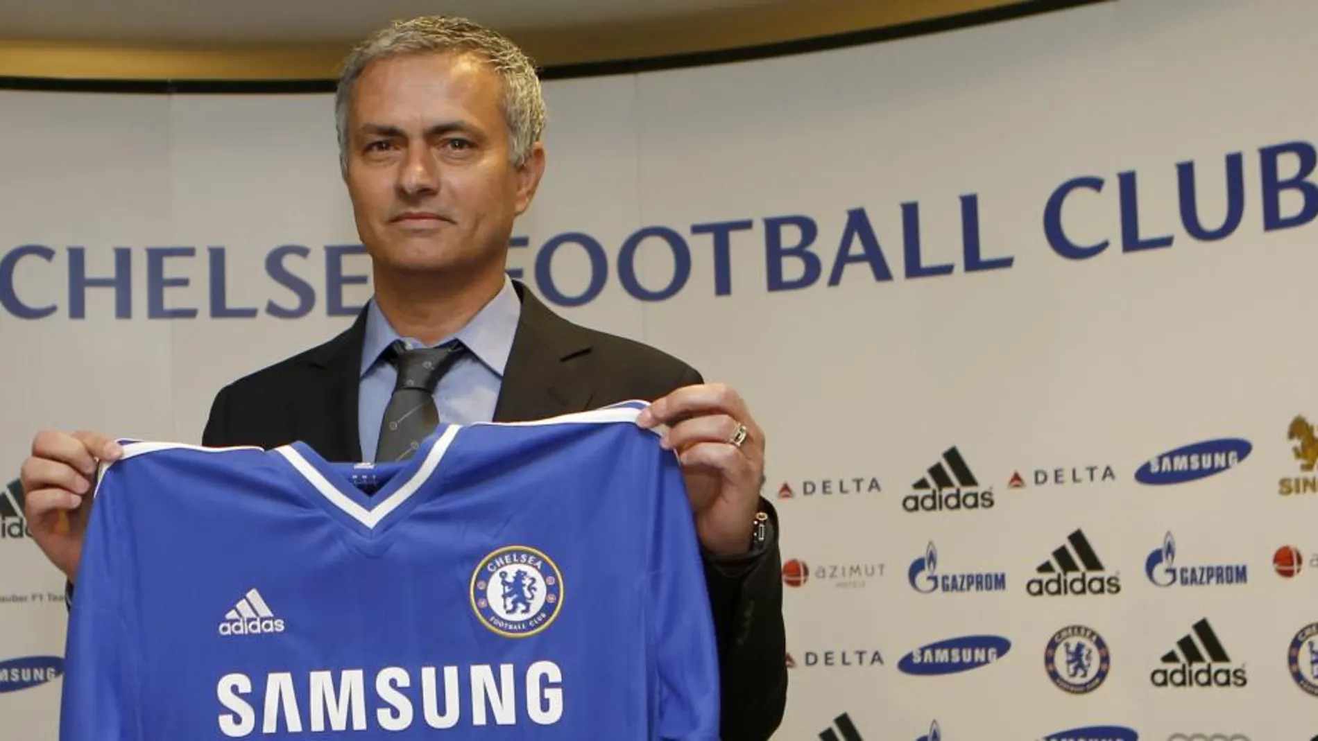 José Mourinho posa para la prensa durante su presentación en Stamford Bridge
