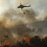 Un helicóptero descarga agua sobre el incendio declarado en Tenerife
