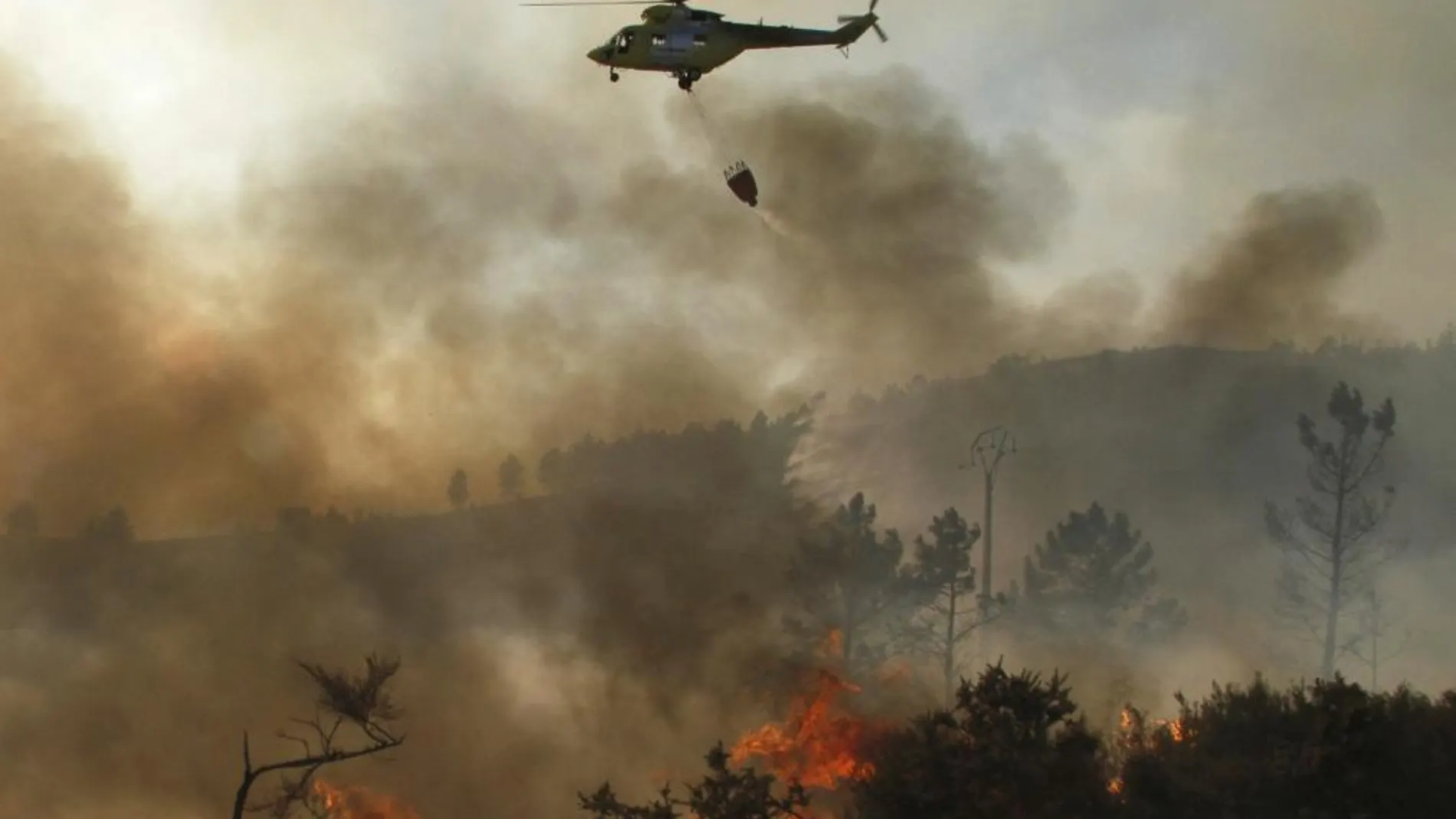 Un helicóptero descarga agua sobre el incendio declarado en Fonsagrada (Lugo) el pasado mes de septiembre