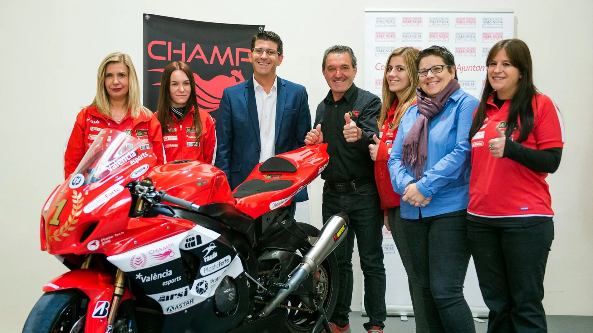 El patrocinio del equipo de motociclismo femenino de Champi Hereros se formalizó bajo la presidencia de Jorge Rodríguez, hoy imputado en la causa Alquería, y aún así, candidato del PSPV por Ontinyent. La diputada del ramo, Isabel García, es la segunda por la derecha.
