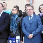 El consejero de Fomento y Medio Ambiente, Antonio Silván, con los beneficiarios de las viviendas y la alcaldesa de Abades, Magdalena Rodríguez, Juan José Sanz Vitorio y Javier López-Escobar