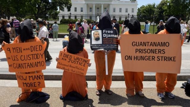 Unas personas ataviadas como prisioneros de la Base Naval de Guantánamo (Cuba) se manifestan contra el citado centro de detención del gobierno estadounidense frente a la Casa Blanca en Washington DC, Estados Unidos, hoy, viernes 14 de junio de 2013.