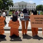 Unas personas ataviadas como prisioneros de la Base Naval de Guantánamo (Cuba) se manifestan contra el citado centro de detención del gobierno estadounidense frente a la Casa Blanca en Washington DC, Estados Unidos, hoy, viernes 14 de junio de 2013.
