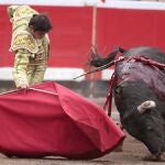 Derechazo de Miguel Ángel Perera a uno de sus astados de Fuente Ymbro de ayer