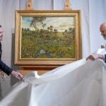 El investigador Louis van Tilborgh –a la derecha– y el director del Museo Van Gogh, Alex Rüger, muestran el cuadro ayer en Ámsterdam