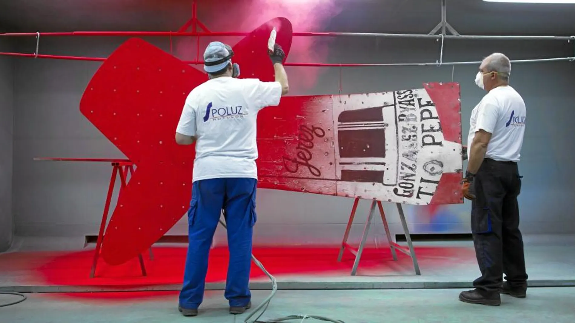 Los operarios comenzaron ayer a lijar y pintar la estructura del anuncio de Tío Pepe que volverá a la Puerta del Sol en unos dos meses