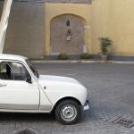 El Papa junto al Renault 4 con el que se mueve por el Vaticano