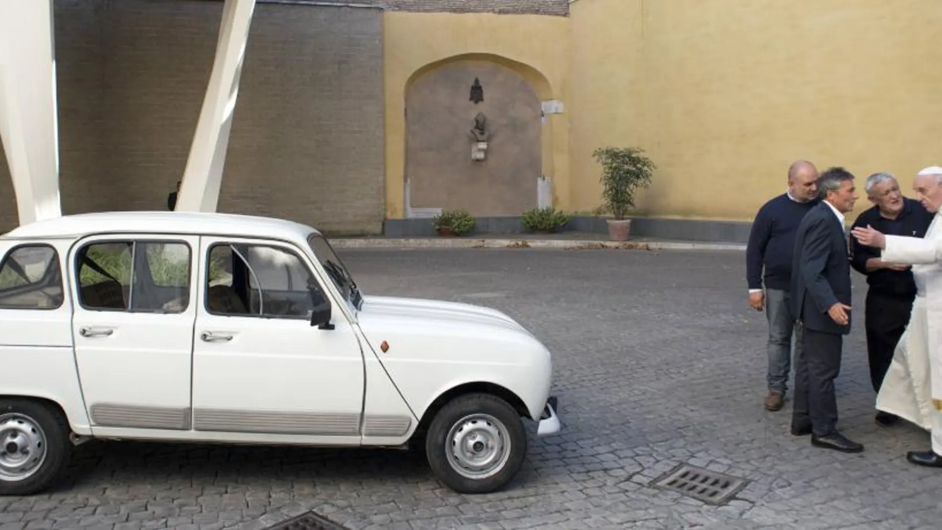 El Papa junto al Renault 4 con el que se mueve por el Vaticano