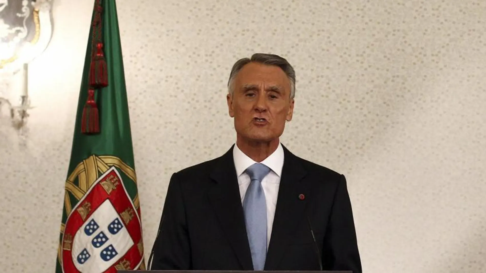 El presidente de Portugal, Anibal Cavaco Silva, habla en un discurso a la nación desde el Palacio de Belem, ayer