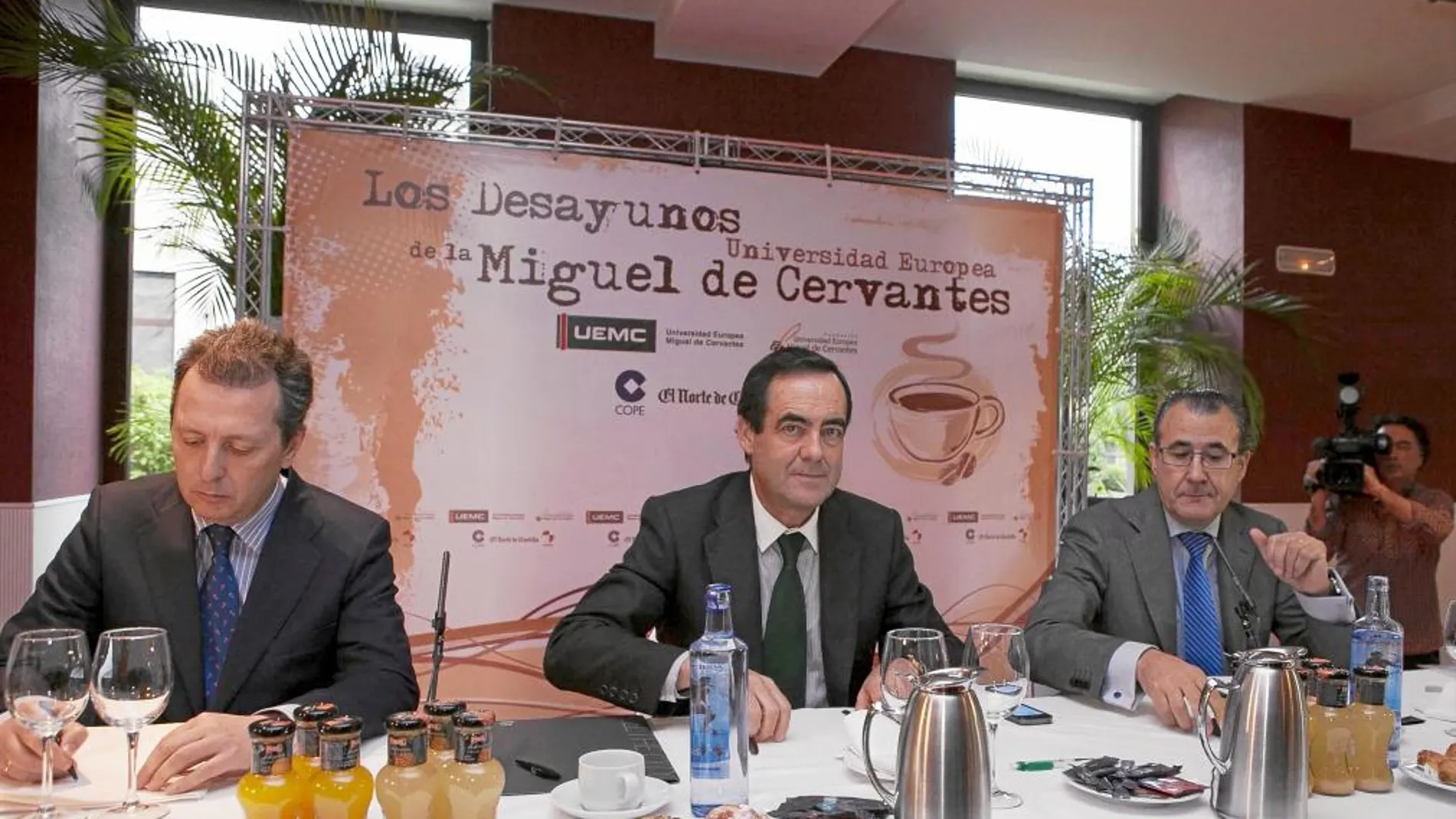 El expresidente del Congreso, José Bono, junto al organizador del acto, Luis Barcenilla, y Javier Cremades