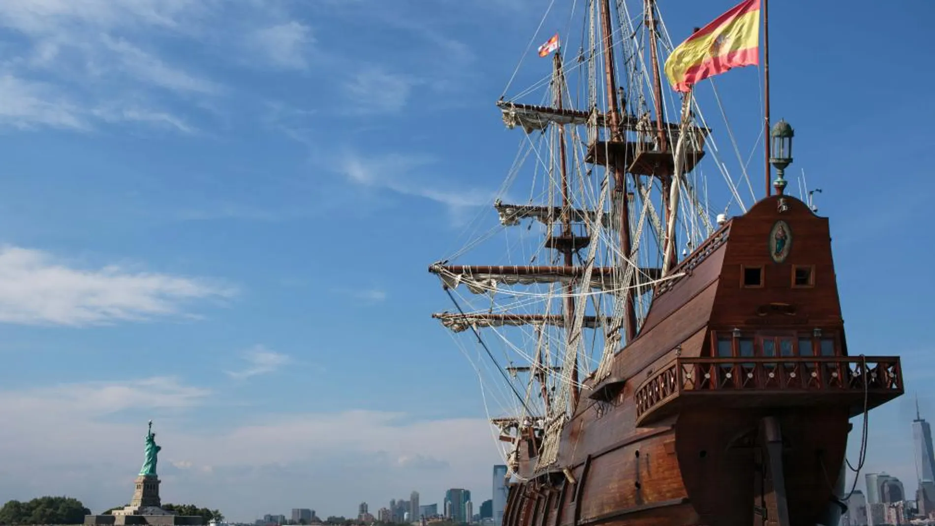 Una imagen cedida por el fotógrafo Ale Mallado muestra un galeón español, réplica de un navío del siglo XVII, llega el muelle 84 del río Hudson hoy, viernes 9 de agosto 2013, en Nueva York (EE. UU. ).