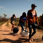 Un grupo de inmigrantes venezolanos llegan a la ciudad fronteriza de Pacaraima, en Brasil/Reuters