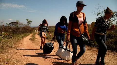Un grupo de inmigrantes venezolanos llegan a la ciudad fronteriza de Pacaraima, en Brasil/Reuters
