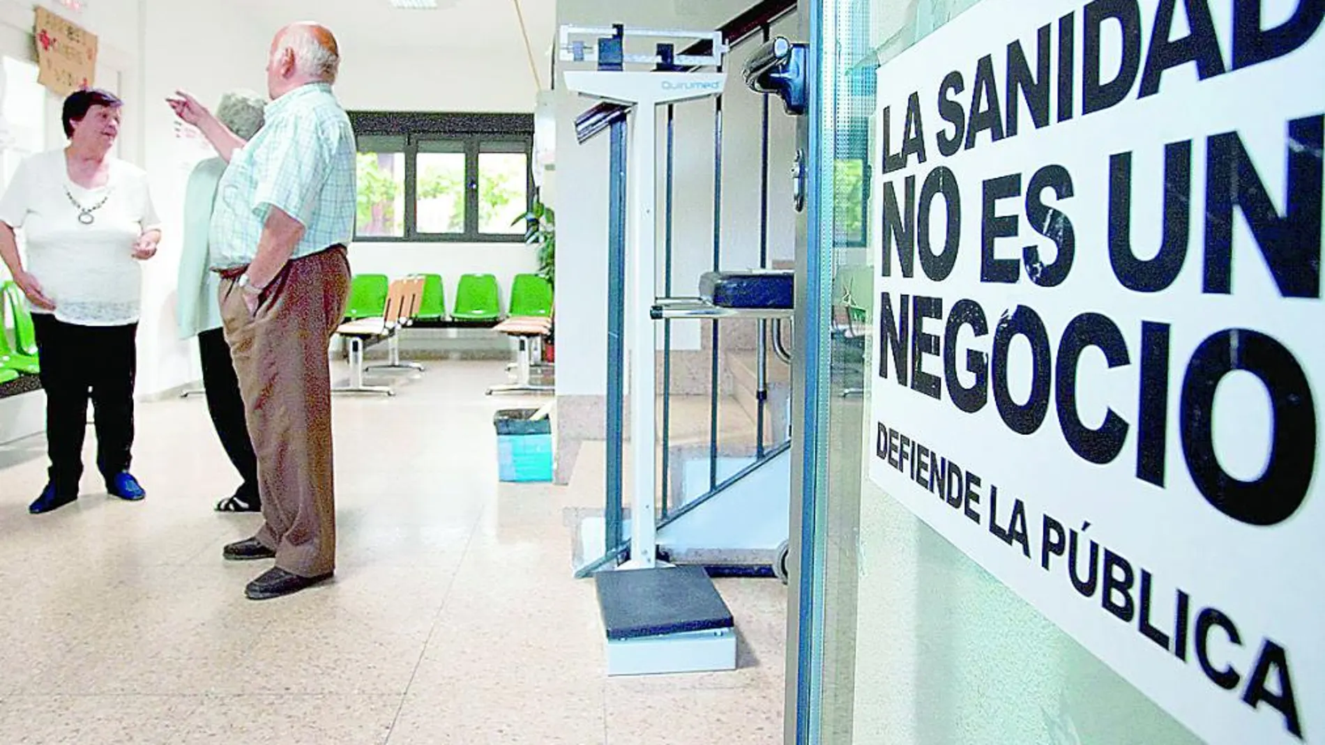 Un grupo de vecinos, en el espacio sanitario de Villarino de los Aires, en Salamanca
