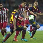 El defensa del Barcelona, Mascherano, lucha el balón con Villa, del Atlético, durante el partido de vuelta de la Supercopa de España, título que fue a parar a manos del Barça