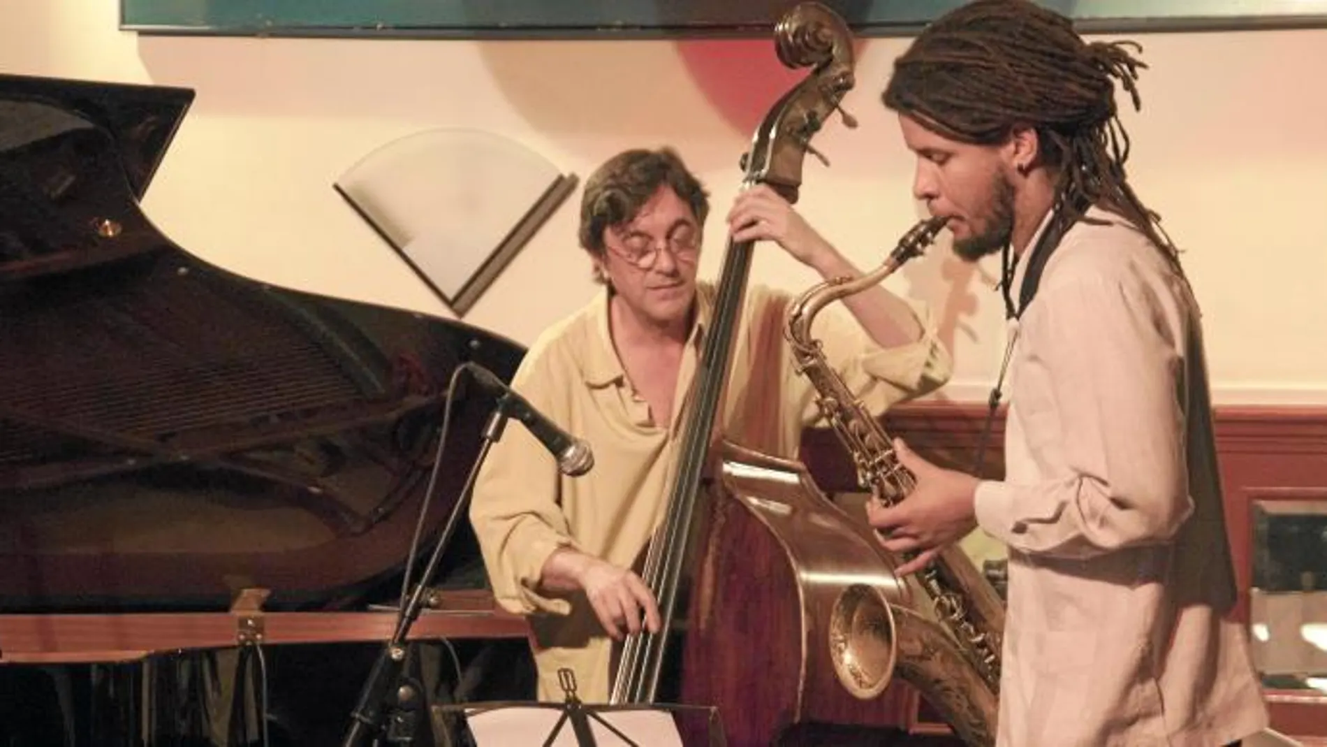 En primer plano, Ariel Brínguez; al fondo, Javier Colina