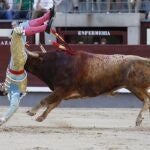 Instante de la cornada que el segundo de Lozano Hermanos infirió en el muslo izquierdo a Sebastián Ritter