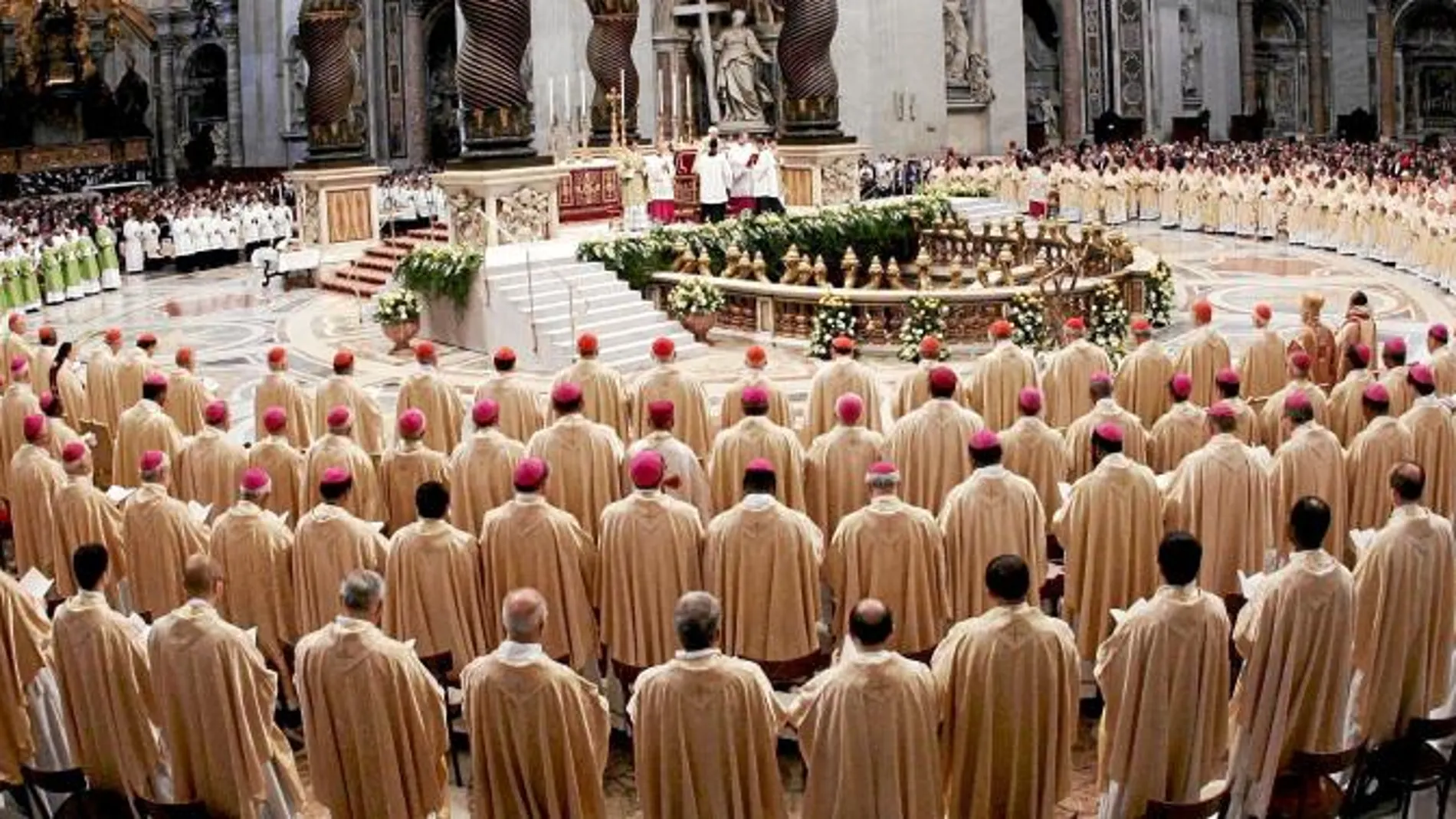 Benedicto XVI, en la basílica de San Pedro, acompañado de los prelados en el Sínodo sobre Nueva Evangelización celebrado en octubre de 2012