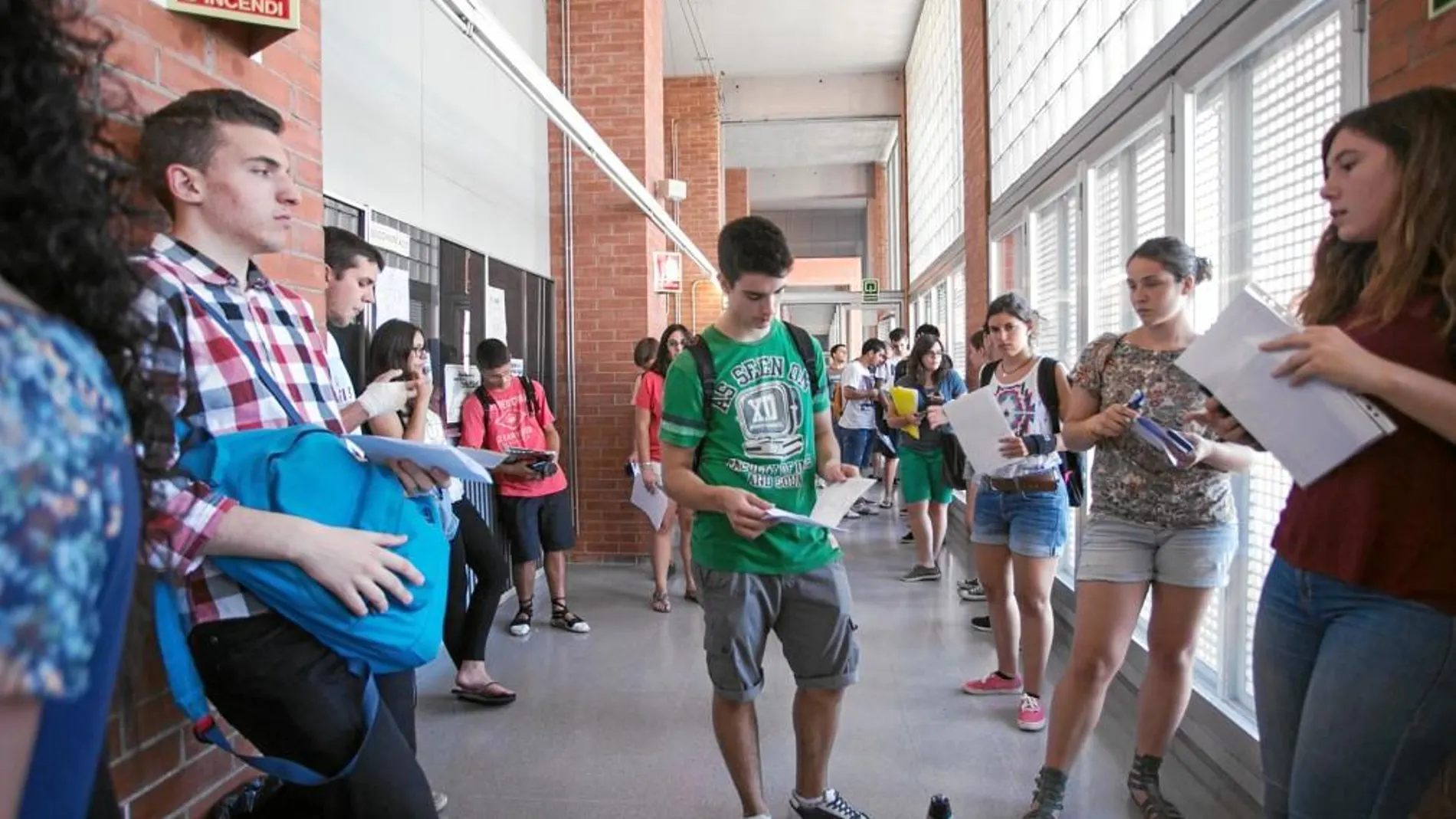 Estudiantes aguardan en la UPC para repetir el examen de Matemáticas tras el error de la Generalitat