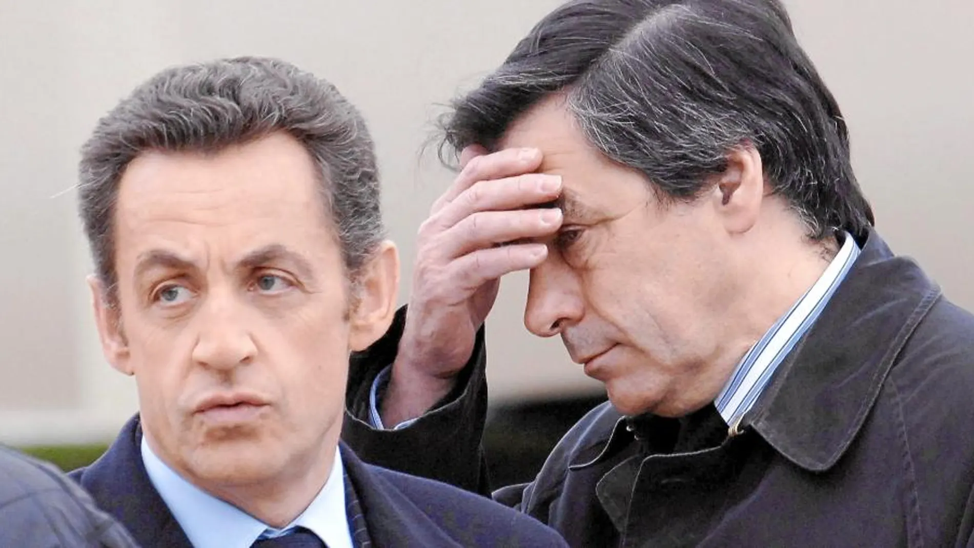 El ex presidente Nicolas Sarkozy con el que fuera su primer ministro, François Fillon, ahora dispuesto a disputarle la candidatura al Elíseo en 2017