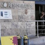 Agentes de la Guardia Civil inspeccionaron ayer la sede de Petromiralles