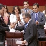El presidente del PP andaluz, Juan Ignacio Zoido, recibe el aplauso de su grupo parlamentario