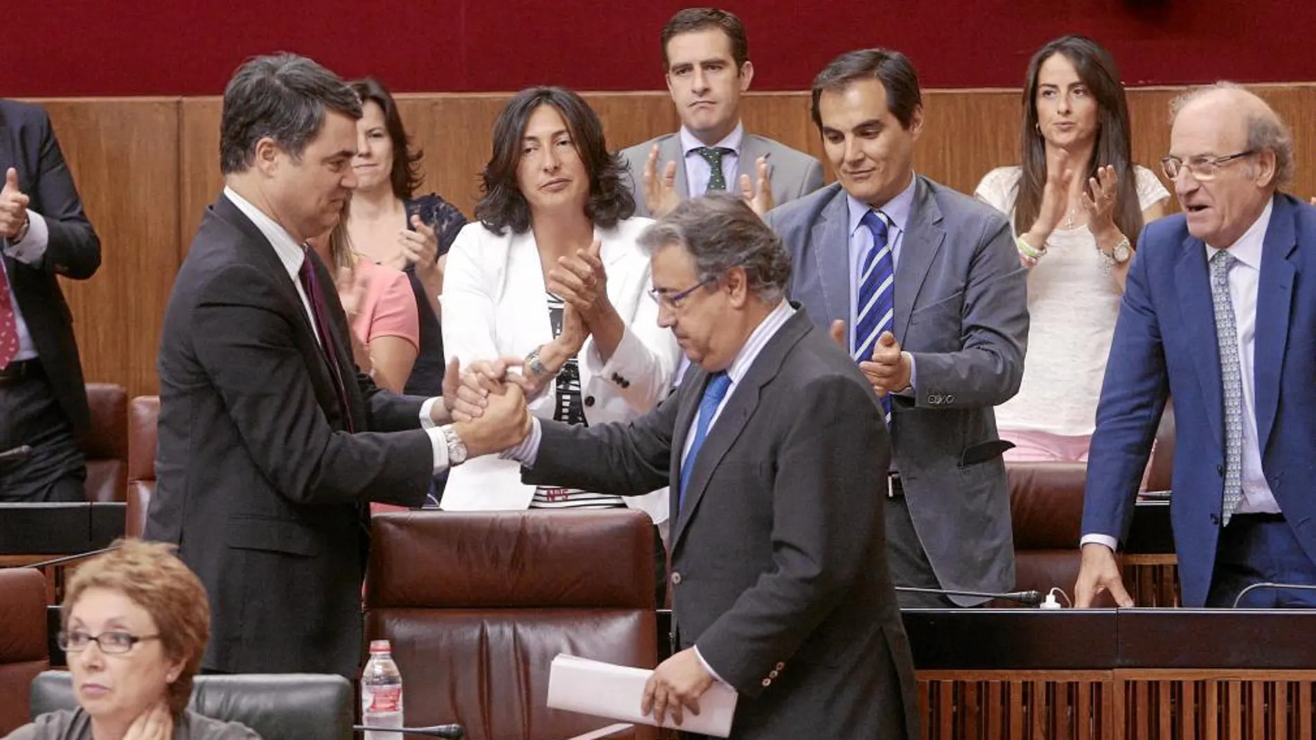 El presidente del PP andaluz, Juan Ignacio Zoido, recibe el aplauso de su grupo parlamentario