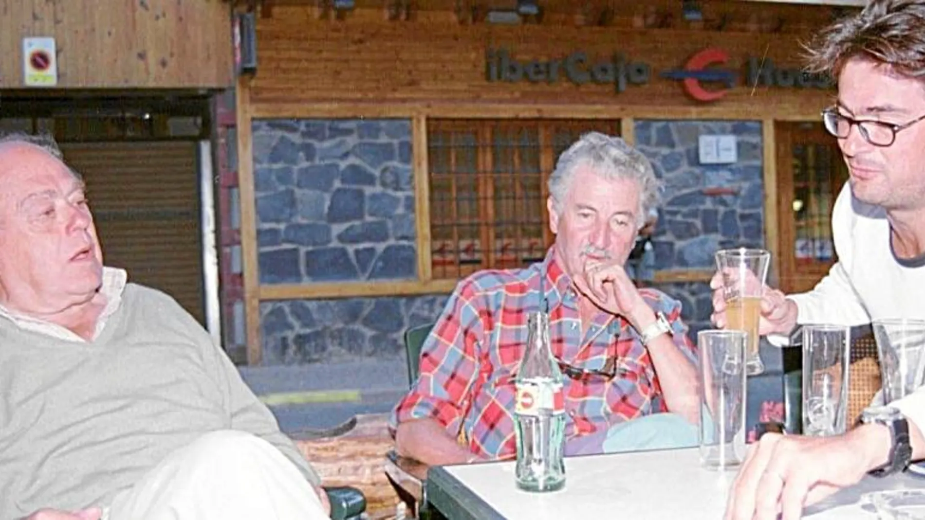 Un joven Oriol Pujol, junto a su padre en Queralbs (Gerona)