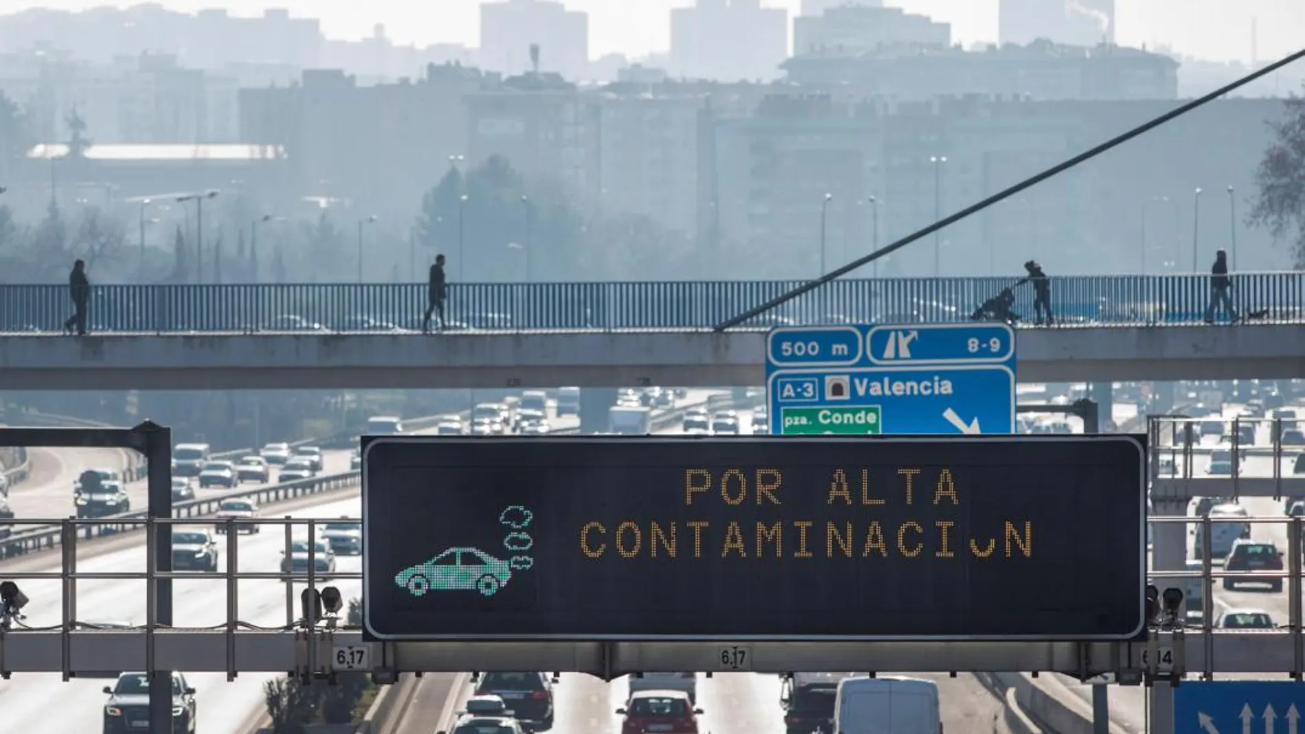 Según el informe, en ciudades como Madrid cualquier plan anti contaminación pasa por restricciones en el tráfico / Efe